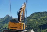 Abtransport Bagger aus der Baugrube