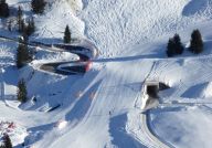 Winterzufahrt mit Tunnel