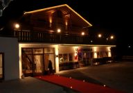 Aussenansicht bei Nacht