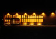 Schulkomplex Gemeinde Au - Dorfsaal - Westansicht - Nachtfoto